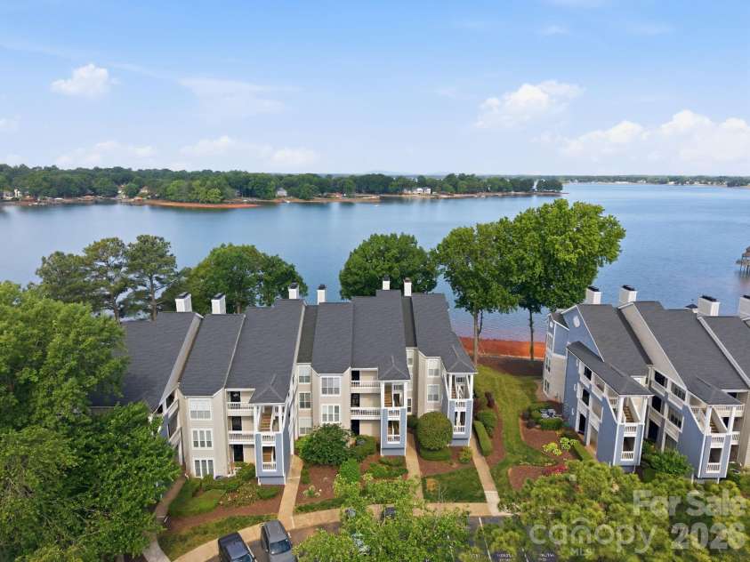 913 Southwest Drive, Davidson, NC 28036.  MLS# CAR4380934, YatesRealty ID 23205. 