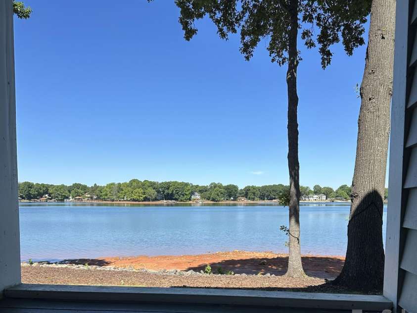 913 Southwest Drive, Davidson, NC 28036.  MLS# CAR4380934, YatesRealty ID 23205. 