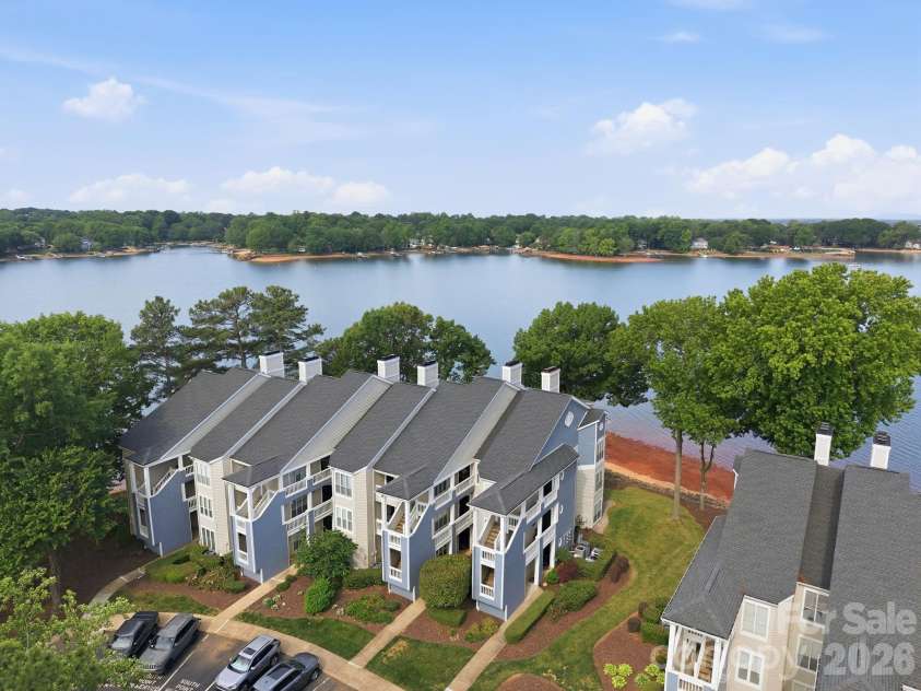 913 Southwest Drive, Davidson, NC 28036.  MLS# CAR4380934, YatesRealty ID 23205. 