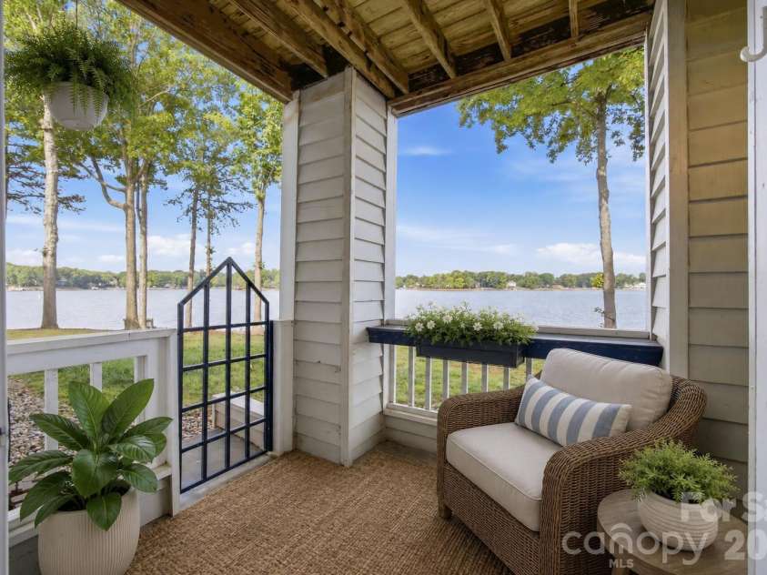 913 Southwest Drive, Davidson, NC 28036.  MLS# CAR4380934, YatesRealty ID 23205. VIRTUALLY STAGED