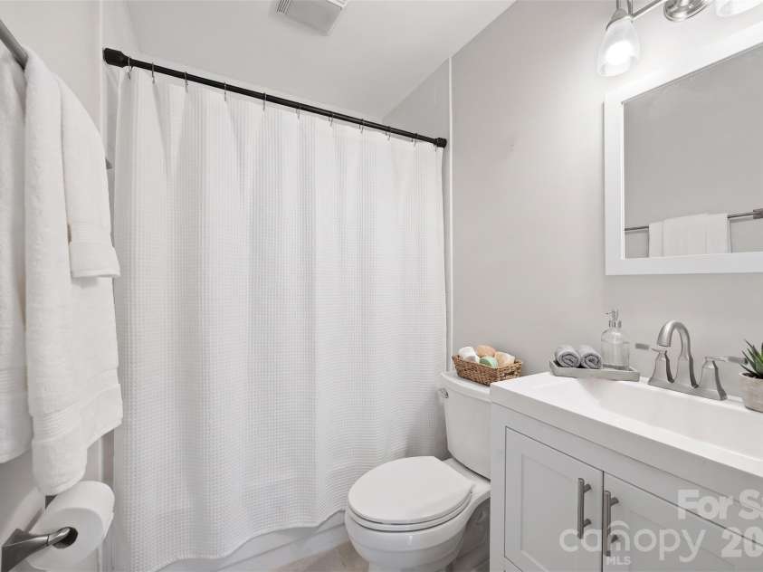 913 Southwest Drive, Davidson, NC 28036.  MLS# CAR4380934, YatesRealty ID 23205. VIRTUALLY STAGED