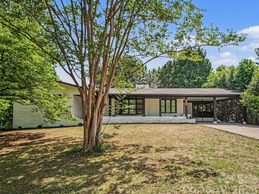 1831 Elizabeth Oaks Avenue, Charlotte, NC 28216.  MLS# CAR4381443, YatesRealty ID 23206. 