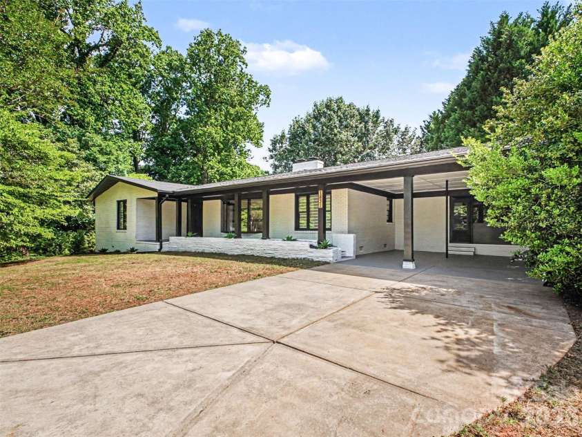 1831 Elizabeth Oaks Avenue, Charlotte, NC 28216.  MLS# CAR4381443, YatesRealty ID 23206. 