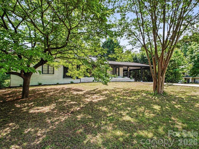 1831 Elizabeth Oaks Avenue, Charlotte, NC 28216.  MLS# CAR4381443, YatesRealty ID 23206. 
