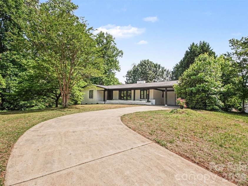 1831 Elizabeth Oaks Avenue, Charlotte, NC 28216.  MLS# CAR4381443, YatesRealty ID 23206. 