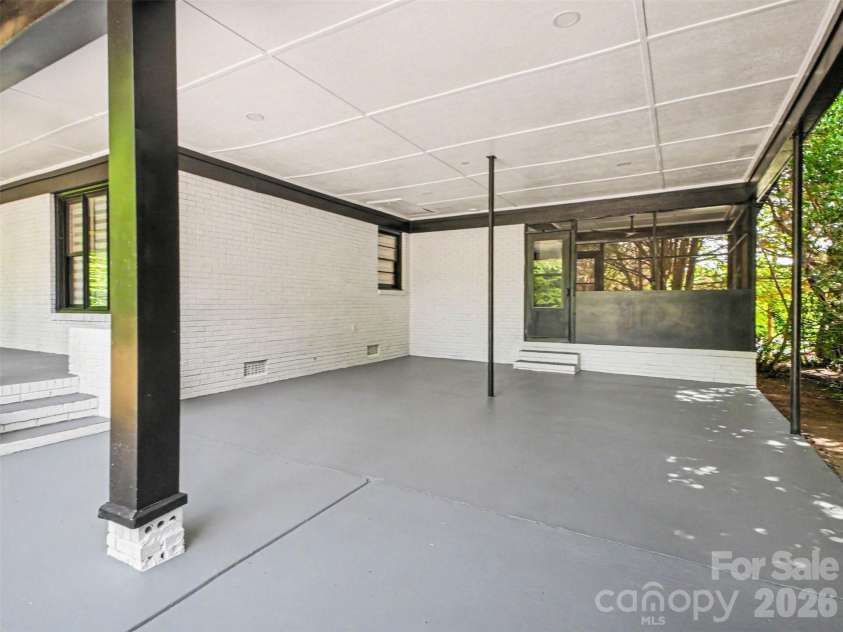 1831 Elizabeth Oaks Avenue, Charlotte, NC 28216.  MLS# CAR4381443, YatesRealty ID 23206. 