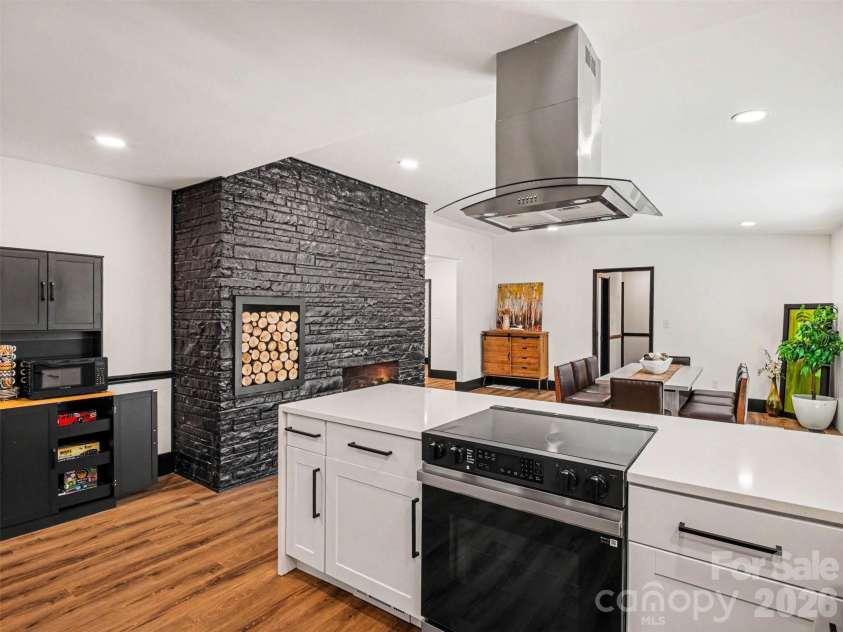 1831 Elizabeth Oaks Avenue, Charlotte, NC 28216.  MLS# CAR4381443, YatesRealty ID 23206. 