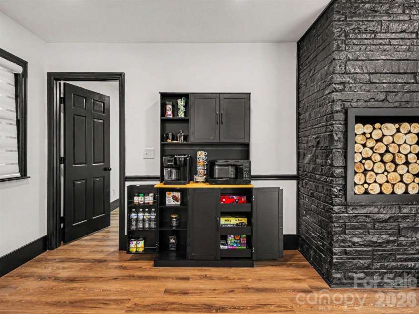 1831 Elizabeth Oaks Avenue, Charlotte, NC 28216.  MLS# CAR4381443, YatesRealty ID 23206. 