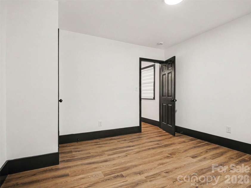 1831 Elizabeth Oaks Avenue, Charlotte, NC 28216.  MLS# CAR4381443, YatesRealty ID 23206. 