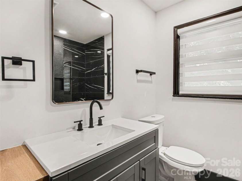1831 Elizabeth Oaks Avenue, Charlotte, NC 28216.  MLS# CAR4381443, YatesRealty ID 23206. 