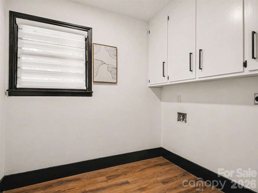 1831 Elizabeth Oaks Avenue, Charlotte, NC 28216.  MLS# CAR4381443, YatesRealty ID 23206. 