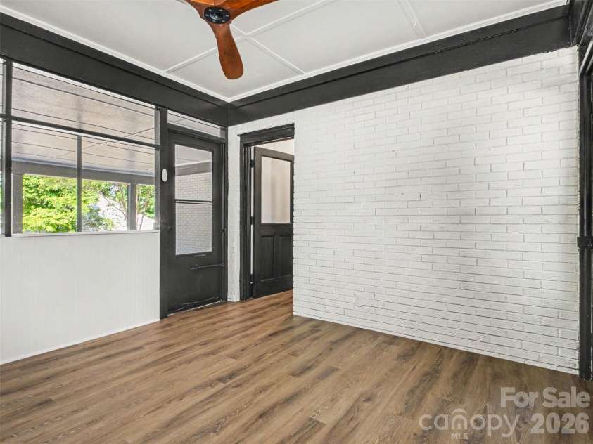 1831 Elizabeth Oaks Avenue, Charlotte, NC 28216.  MLS# CAR4381443, YatesRealty ID 23206. 