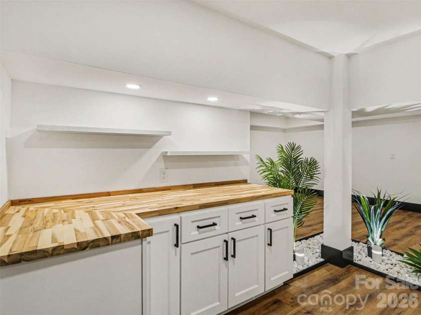 1831 Elizabeth Oaks Avenue, Charlotte, NC 28216.  MLS# CAR4381443, YatesRealty ID 23206. 