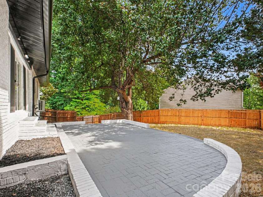 1831 Elizabeth Oaks Avenue, Charlotte, NC 28216.  MLS# CAR4381443, YatesRealty ID 23206. 