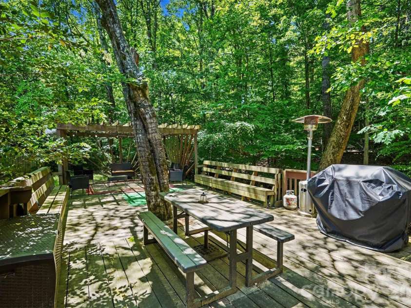 5812 Camelot Drive, Charlotte, NC 28270.  MLS# CAR4382129, YatesRealty ID 23208. 