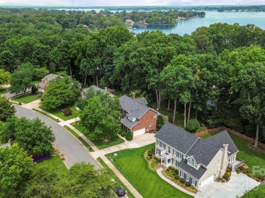 21621 Crown Lake Drive, Cornelius, NC 28031.  MLS# CAR4265644, YatesRealty ID 23215. 
