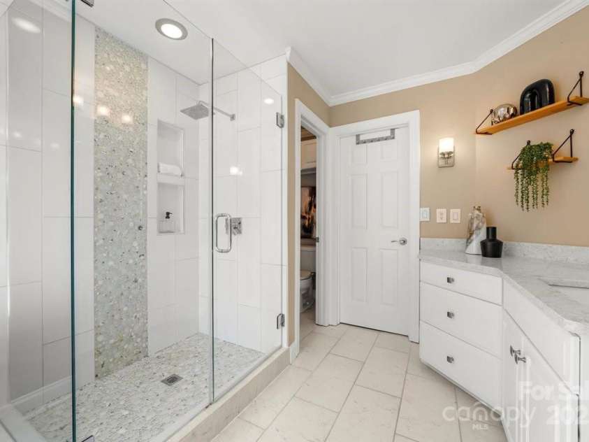 21621 Crown Lake Drive, Cornelius, NC 28031.  MLS# CAR4265644, YatesRealty ID 23215. 