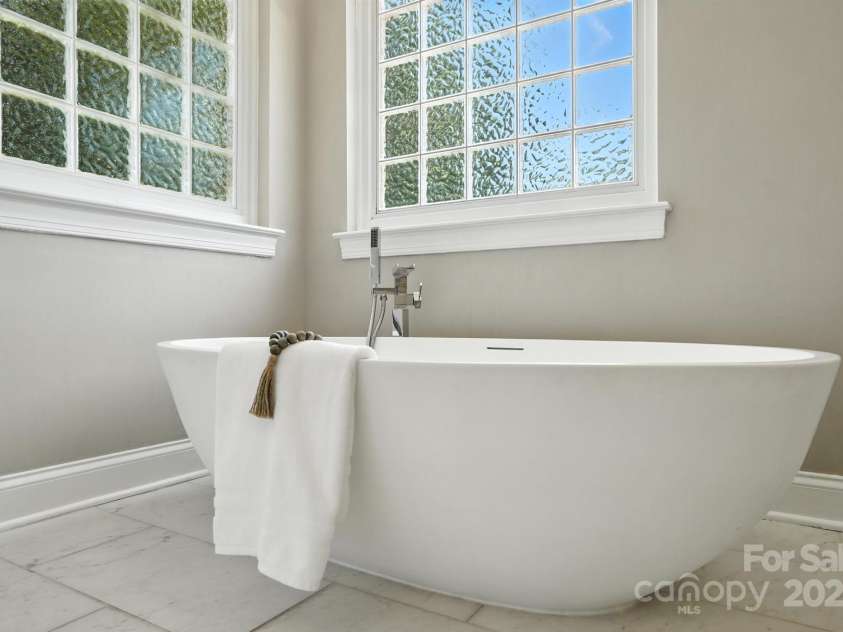 21621 Crown Lake Drive, Cornelius, NC 28031.  MLS# CAR4265644, YatesRealty ID 23215. 