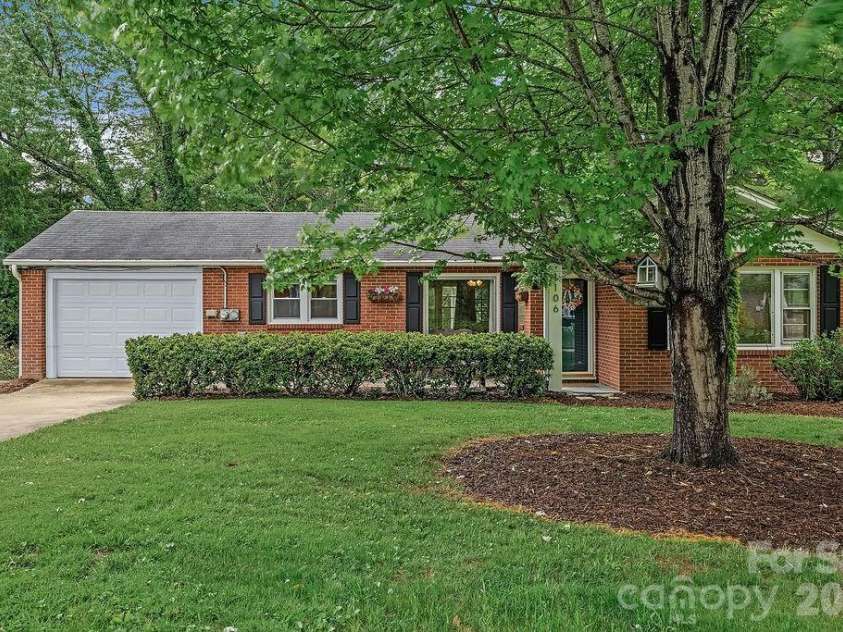 1106 Cherokee Drive, Hendersonville, NC 28739.  MLS# CAR4374170, YatesRealty ID 23216. 