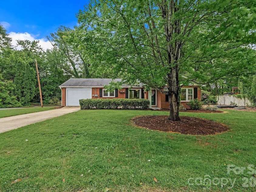 1106 Cherokee Drive, Hendersonville, NC 28739.  MLS# CAR4374170, YatesRealty ID 23216. 
