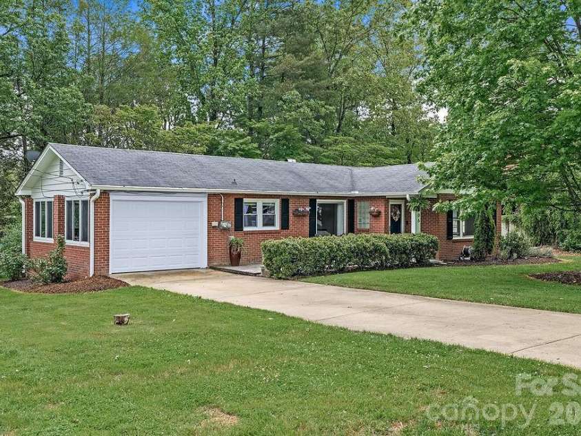 1106 Cherokee Drive, Hendersonville, NC 28739.  MLS# CAR4374170, YatesRealty ID 23216. 