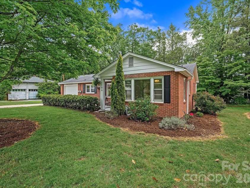 1106 Cherokee Drive, Hendersonville, NC 28739.  MLS# CAR4374170, YatesRealty ID 23216. 