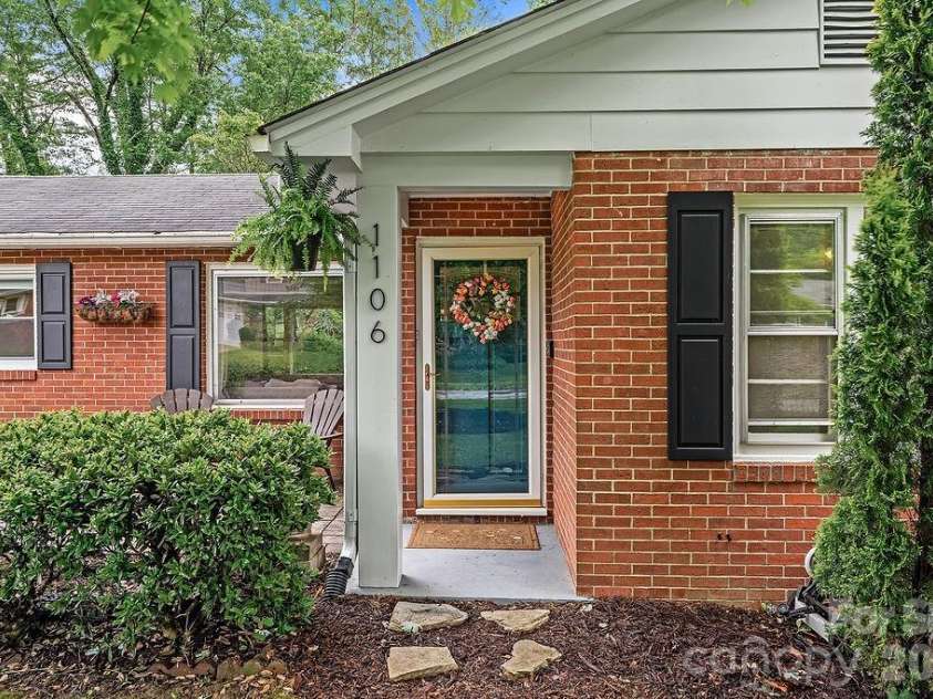 1106 Cherokee Drive, Hendersonville, NC 28739.  MLS# CAR4374170, YatesRealty ID 23216. 