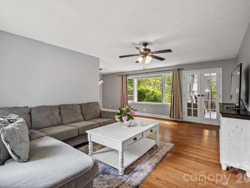1106 Cherokee Drive, Hendersonville, NC 28739.  MLS# CAR4374170, YatesRealty ID 23216. 