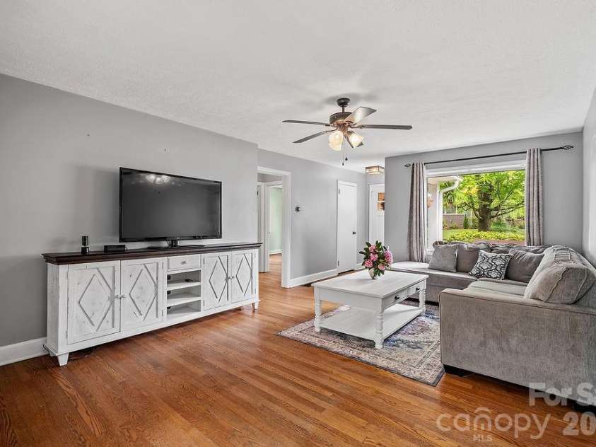 1106 Cherokee Drive, Hendersonville, NC 28739.  MLS# CAR4374170, YatesRealty ID 23216. 