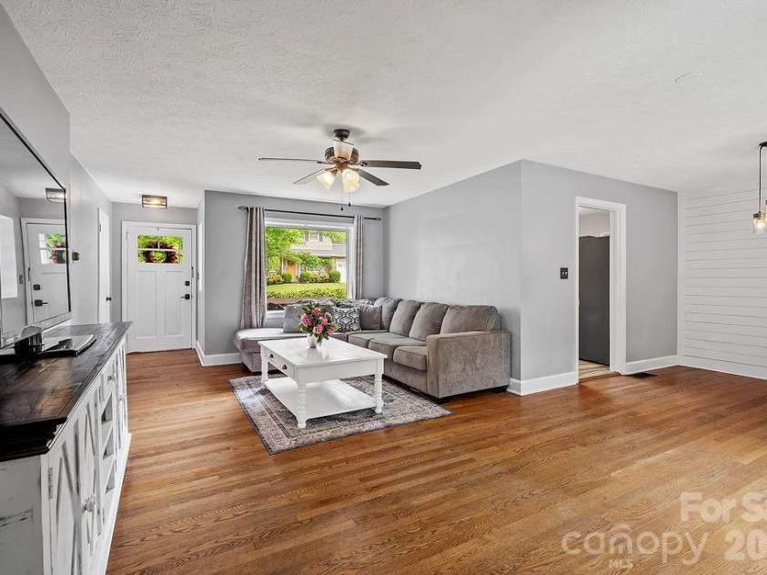 1106 Cherokee Drive, Hendersonville, NC 28739.  MLS# CAR4374170, YatesRealty ID 23216. 