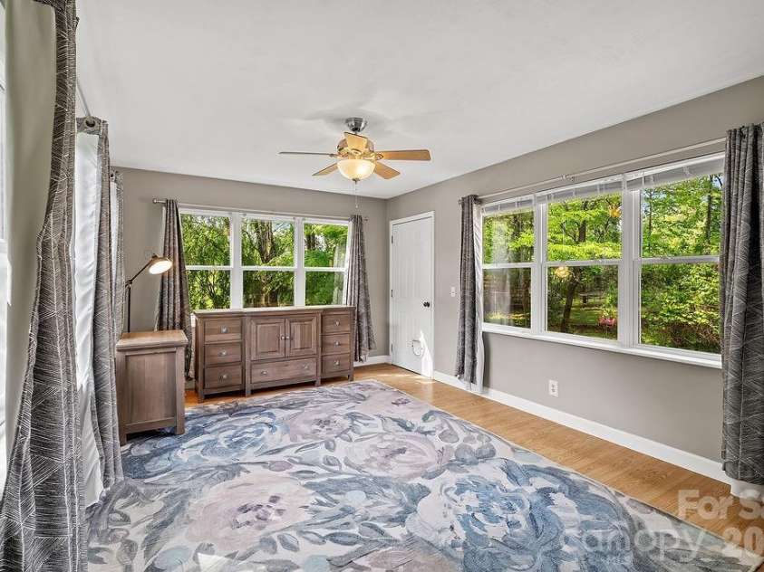 1106 Cherokee Drive, Hendersonville, NC 28739.  MLS# CAR4374170, YatesRealty ID 23216. 