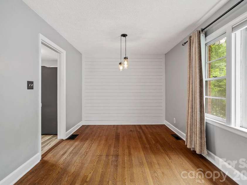 1106 Cherokee Drive, Hendersonville, NC 28739.  MLS# CAR4374170, YatesRealty ID 23216. 