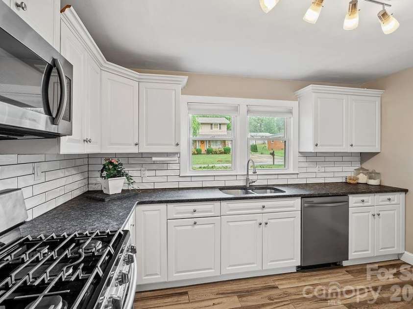 1106 Cherokee Drive, Hendersonville, NC 28739.  MLS# CAR4374170, YatesRealty ID 23216. 