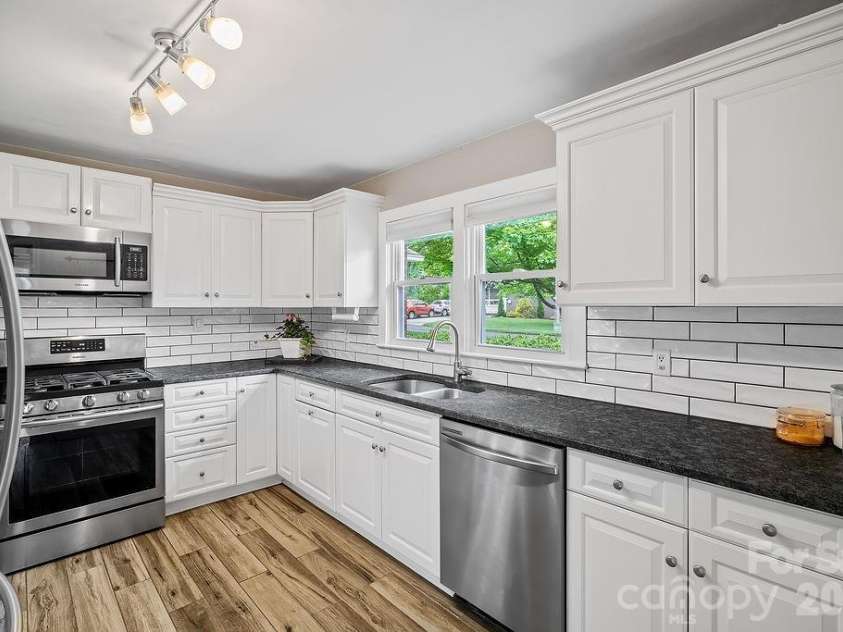 1106 Cherokee Drive, Hendersonville, NC 28739.  MLS# CAR4374170, YatesRealty ID 23216. 