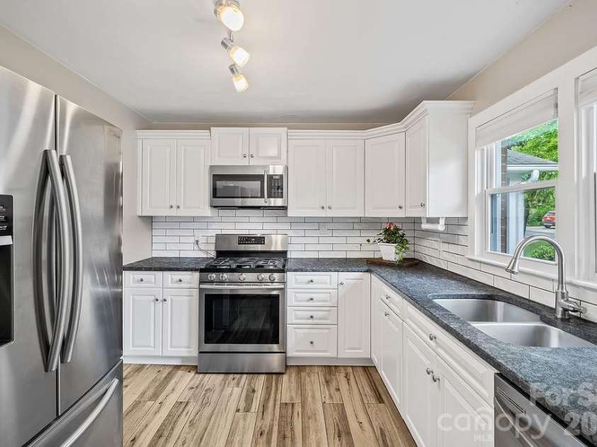 1106 Cherokee Drive, Hendersonville, NC 28739.  MLS# CAR4374170, YatesRealty ID 23216. 