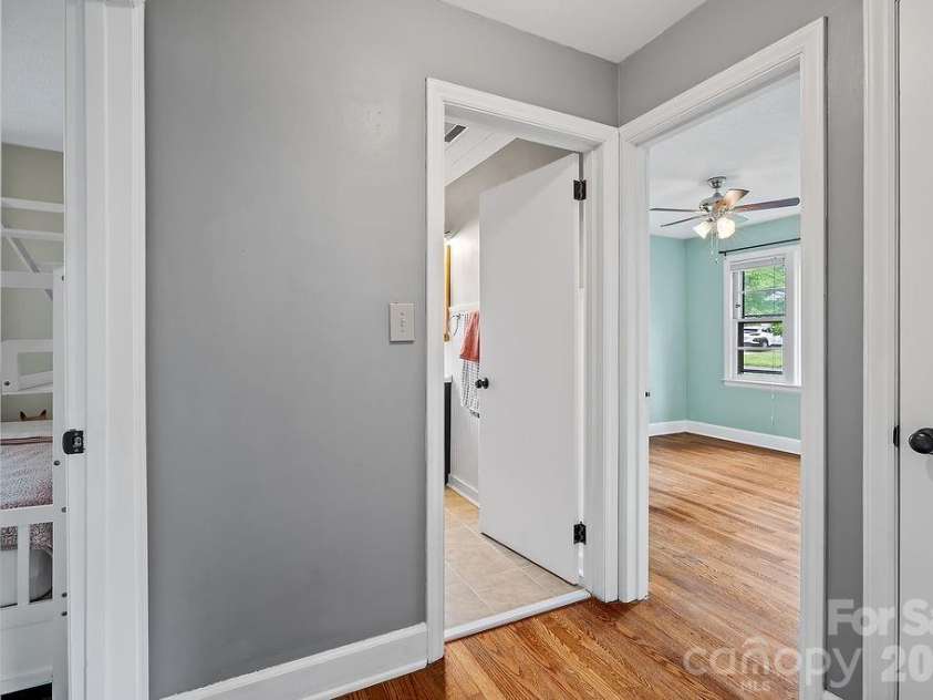 1106 Cherokee Drive, Hendersonville, NC 28739.  MLS# CAR4374170, YatesRealty ID 23216. 
