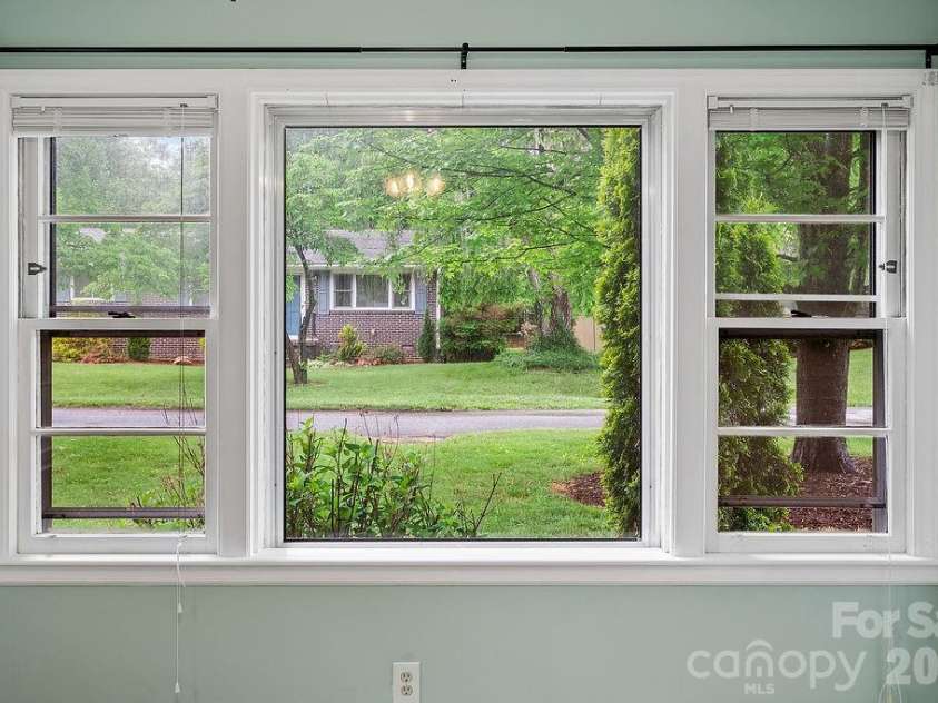 1106 Cherokee Drive, Hendersonville, NC 28739.  MLS# CAR4374170, YatesRealty ID 23216. 