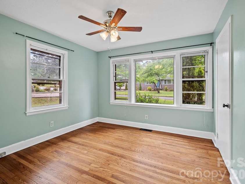 1106 Cherokee Drive, Hendersonville, NC 28739.  MLS# CAR4374170, YatesRealty ID 23216. 