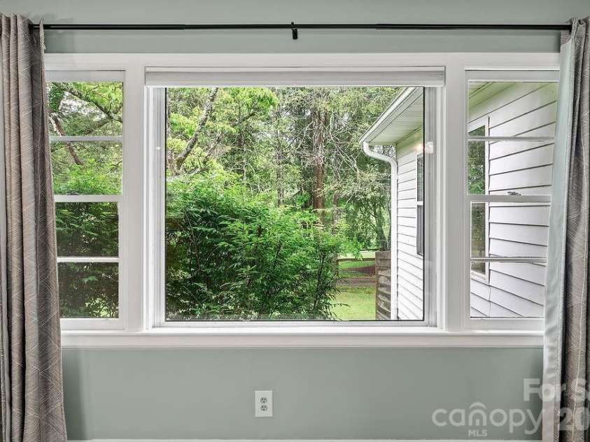 1106 Cherokee Drive, Hendersonville, NC 28739.  MLS# CAR4374170, YatesRealty ID 23216. 