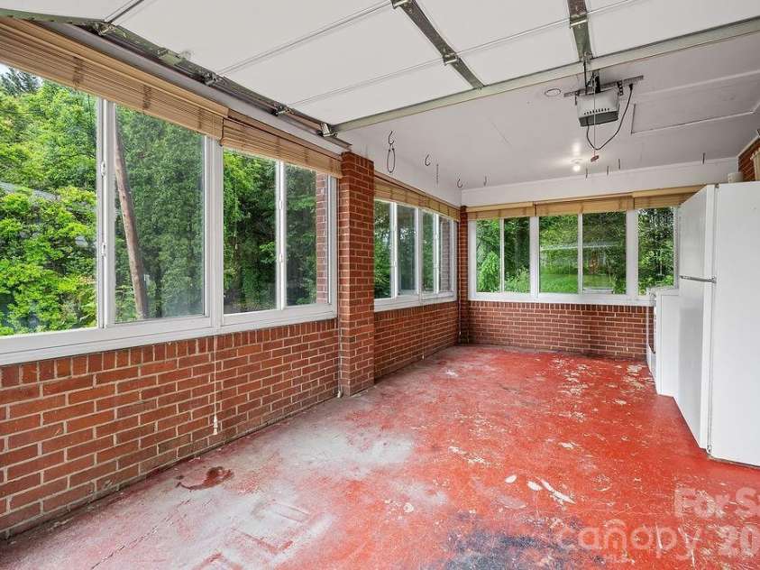 1106 Cherokee Drive, Hendersonville, NC 28739.  MLS# CAR4374170, YatesRealty ID 23216. 