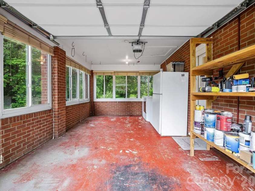 1106 Cherokee Drive, Hendersonville, NC 28739.  MLS# CAR4374170, YatesRealty ID 23216. 