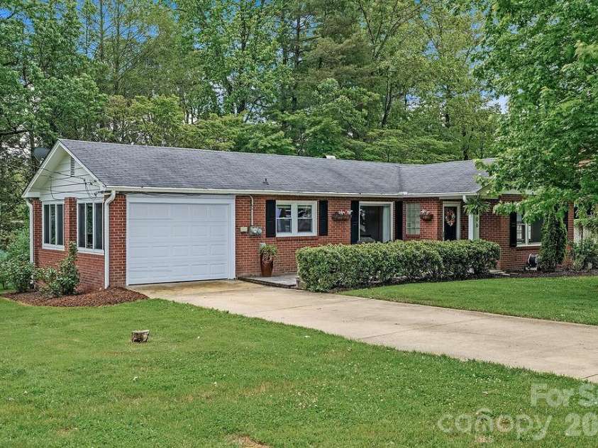 1106 Cherokee Drive, Hendersonville, NC 28739.  MLS# CAR4374170, YatesRealty ID 23216. 