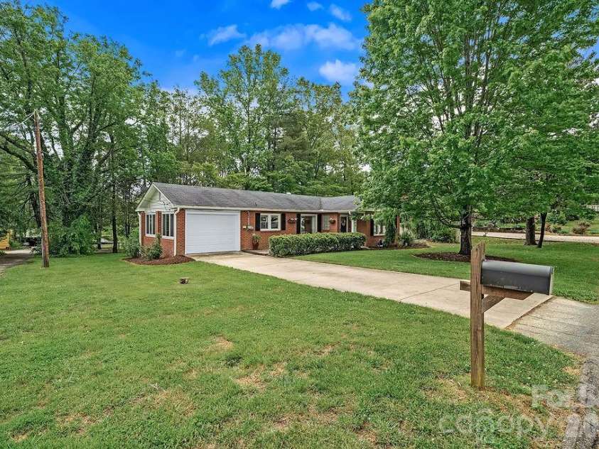 1106 Cherokee Drive, Hendersonville, NC 28739.  MLS# CAR4374170, YatesRealty ID 23216. 