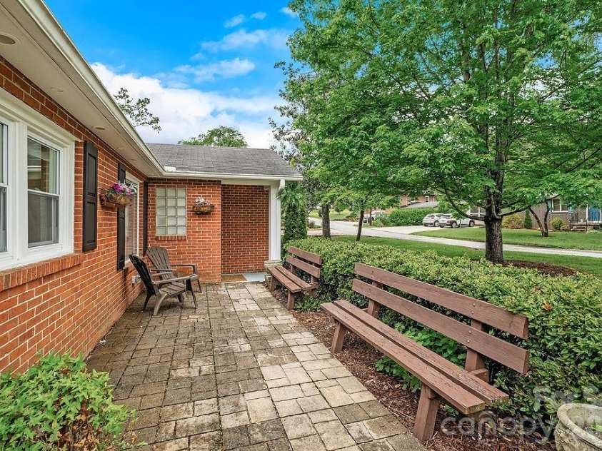 1106 Cherokee Drive, Hendersonville, NC 28739.  MLS# CAR4374170, YatesRealty ID 23216. 
