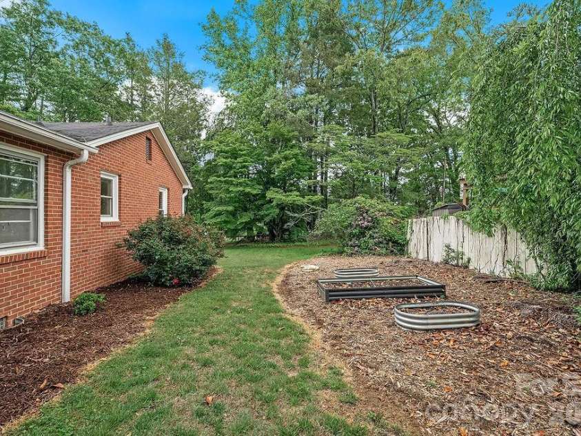 1106 Cherokee Drive, Hendersonville, NC 28739.  MLS# CAR4374170, YatesRealty ID 23216. 