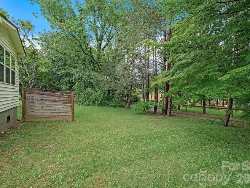 1106 Cherokee Drive, Hendersonville, NC 28739.  MLS# CAR4374170, YatesRealty ID 23216. 