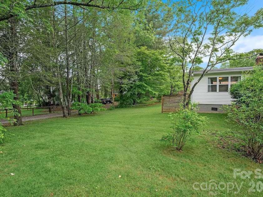 1106 Cherokee Drive, Hendersonville, NC 28739.  MLS# CAR4374170, YatesRealty ID 23216. 