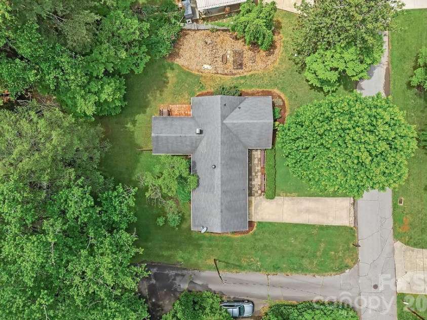1106 Cherokee Drive, Hendersonville, NC 28739.  MLS# CAR4374170, YatesRealty ID 23216. 