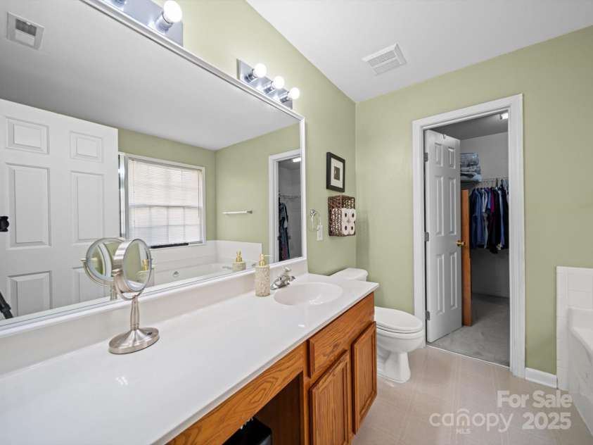 11909 Creek Turn Drive, Charlotte, NC 28278.  MLS# CAR4267264, YatesRealty ID 23216. Main Bathroom