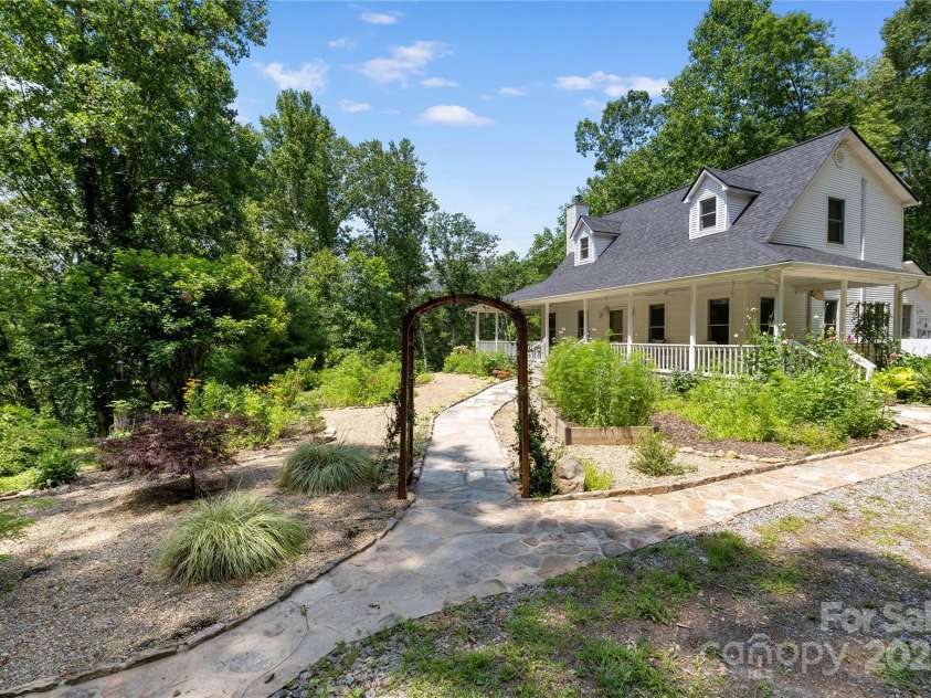 109 Paradise Circle, Clyde, NC 28721.  MLS# CAR4239920, YatesRealty ID 23219. 
